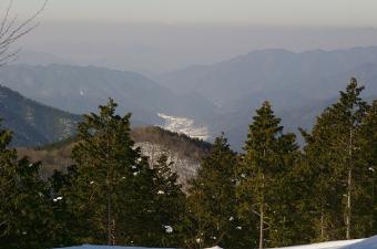山頂より小野部落付近 遠方の山は伊吹山