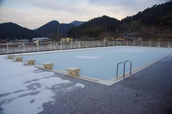 プールもスケート場に(佐見小学校)