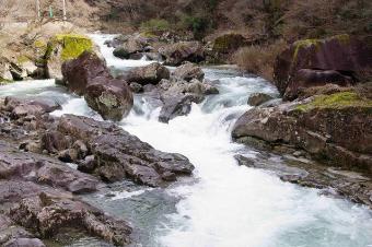 雪解け水の佐見川峡(HPトップ画像アングル）