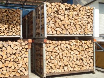 パレットに詰められた薪