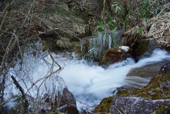 水しぶきのつらら