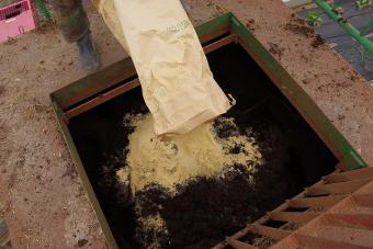 木材チップに米ヌカを投入