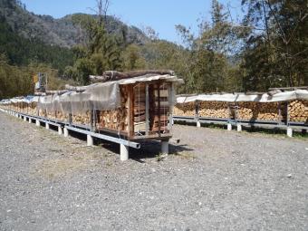 パレットに詰められ乾燥中