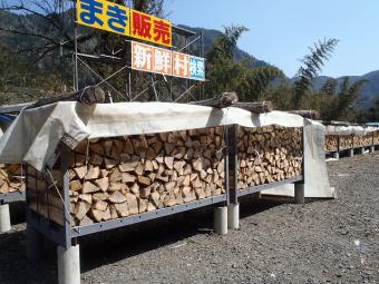 パレットに詰められ乾燥中