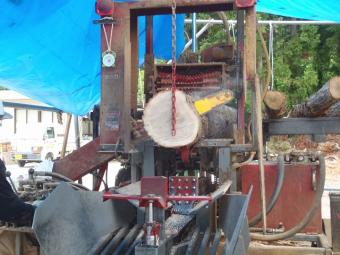 2年後の薪割りを始めてます。