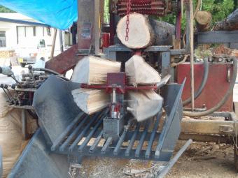 太めの原木を割ってます。