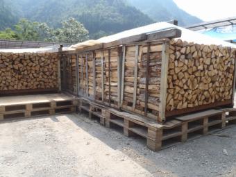 パレットに詰められた ナラ