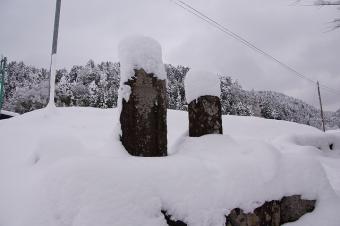石碑に雪帽子
